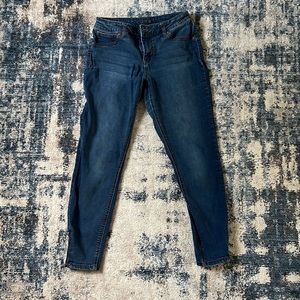 Jeans with zipper detail